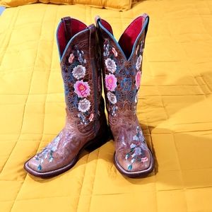 Macy Bean boots size 7 vintage, embroidered, square toe